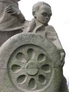 905013 Detail van de kalkstenen beeldengroep 'Het Verkeer', gemaakt door Stef Uiterwaal uit 1939, bij de Dambrug te Utrecht.